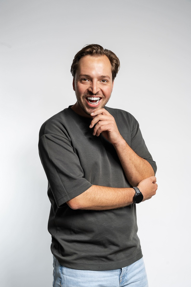 LinkedIn portretfoto Rotterdam — professioneel zakelijk portret van man in lichte fotostudio Rotterdam, toegankelijk en zelfverzekerd